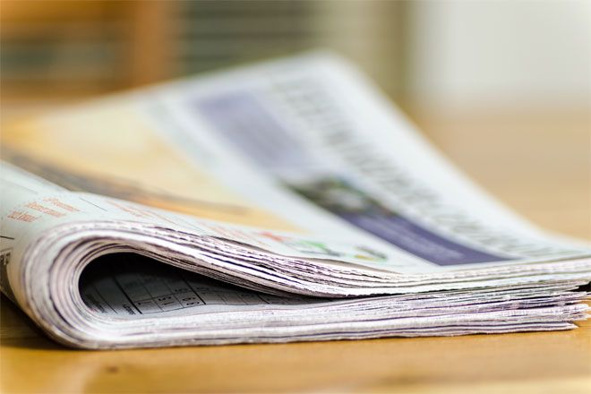 Foto: Eine Tageszeitung mit aktuellen Nachrichten liegt auf dem Tisch.